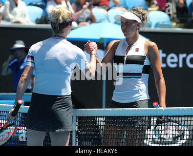 Melbourne Park, Melbourne, Australie. 21 Jan, 2019. Open de tennis d'Australie, jour 8 ; Elina Svitolina de l'Ukraine, serre la main avec des touches de Madison USA Credit : Action Plus Sport/Alamy Live News Banque D'Images