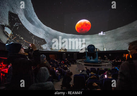 Bochum, Allemagne. 21 Jan, 2019. Dans un planétarium le livestream de  l'éclipse lunaire totale avec ce qu'on appelle la 