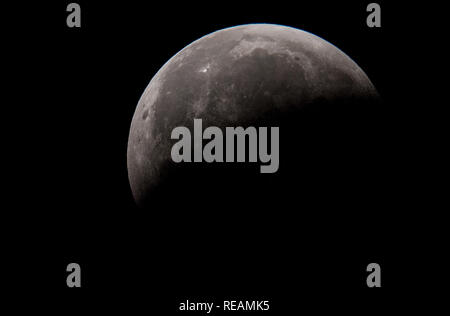 21 janvier 2019, Hessen, Frankfurt/Main : Après l'assombrissement total la Lune se rend visible. Photo : Boris Roessler/dpa dpa : Crédit photo alliance/Alamy Live News Banque D'Images