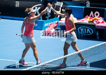 Melbourne, Australie. 21 Jan, 2019. Shuai Zhang de Chine (R) et Samantha Stosur de l'Australie célébrer après avoir remporté leur double féminin troisième match contre Alize Cornet de France et Petra Martic, de la Croatie à l'Open d'Australie 2019 à Melbourne, Australie, le 21 janvier 2019. Credit : Bai Xue/Xinhua/Alamy Live News Banque D'Images