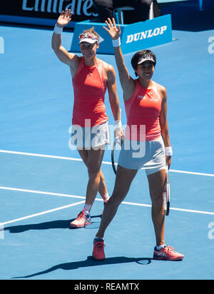 Melbourne, Australie. 21 Jan, 2019. Shuai Zhang de Chine (R) et Samantha Stosur de l'Australie célébrer après avoir remporté leur double féminin troisième match contre Alize Cornet de France et Petra Martic, de la Croatie à l'Open d'Australie 2019 à Melbourne, Australie, le 21 janvier 2019. Credit : Bai Xue/Xinhua/Alamy Live News Banque D'Images