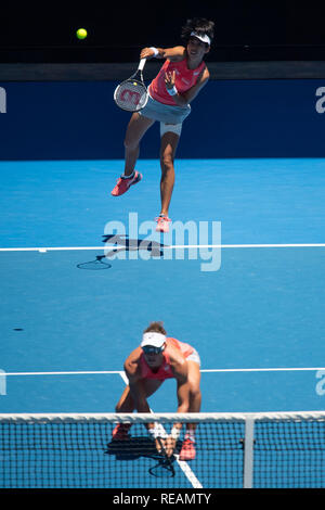 Melbourne, Australie. 21 Jan, 2019. Shuai Zhang de Chine (en haut) et Samantha Stosur en concurrence de l'Australie au cours de leur troisième tour du simple dames match contre Alize Cornet de France et Petra Martic, de la Croatie à l'Open d'Australie 2019 à Melbourne, Australie, le 21 janvier 2019. Credit : Bai Xue/Xinhua/Alamy Live News Banque D'Images