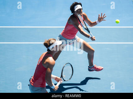 Melbourne, Australie. 21 Jan, 2019. Shuai Zhang de Chine (R) et Samantha Stosur en concurrence de l'Australie au cours de leur troisième tour du simple dames match contre Alize Cornet de France et Petra Martic, de la Croatie à l'Open d'Australie 2019 à Melbourne, Australie, le 21 janvier 2019. Credit : Bai Xue/Xinhua/Alamy Live News Banque D'Images