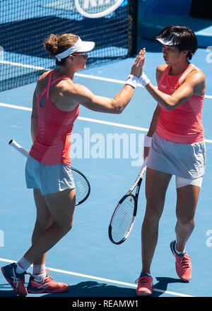 Melbourne, Australie. 21 Jan, 2019. Shuai Zhang de Chine (R) et Samantha Stosur l'Australie de célébrer au cours de leur troisième tour du simple dames match contre Alize Cornet de France et Petra Martic, de la Croatie à l'Open d'Australie 2019 à Melbourne, Australie, le 21 janvier 2019. Credit : Bai Xue/Xinhua/Alamy Live News Banque D'Images