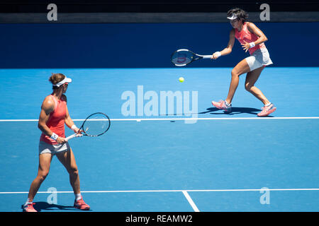 Melbourne, Australie. 21 Jan, 2019. Shuai Zhang de Chine (R) et Samantha Stosur en concurrence de l'Australie au cours de leur troisième tour du simple dames match contre Alize Cornet de France et Petra Martic, de la Croatie à l'Open d'Australie 2019 à Melbourne, Australie, le 21 janvier 2019. Credit : Bai Xue/Xinhua/Alamy Live News Banque D'Images