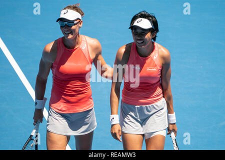 Melbourne, Australie. 21 Jan, 2019. Shuai Zhang de Chine (R) et Samantha Stosur de l'Australie réagir lors de leur double féminin troisième match contre Alize Cornet de France et Petra Martic, de la Croatie à l'Open d'Australie 2019 à Melbourne, Australie, le 21 janvier 2019. Credit : Bai Xue/Xinhua/Alamy Live News Banque D'Images