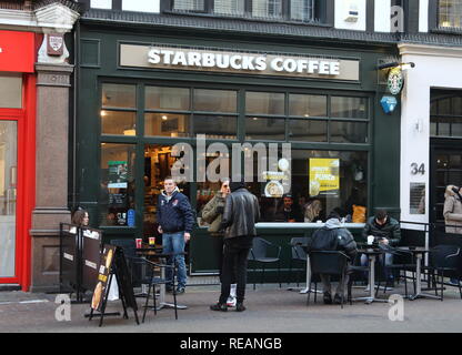 Logo de marque de café Starbucks vu dans Carnaby Street à Londres, au Royaume-Uni. Banque D'Images