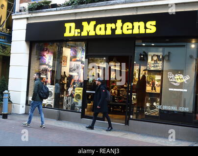 Logo de la marque Dr Martens vu dans Carnaby Street à Londres, au Royaume-Uni. Banque D'Images