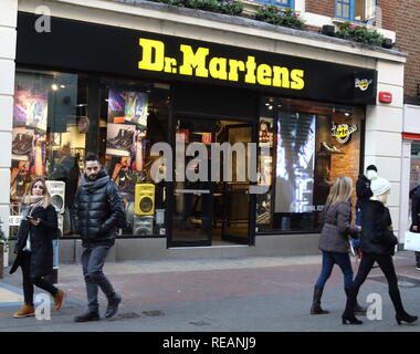 Logo de la marque Dr Martens vu dans Carnaby Street à Londres, au Royaume-Uni. Banque D'Images