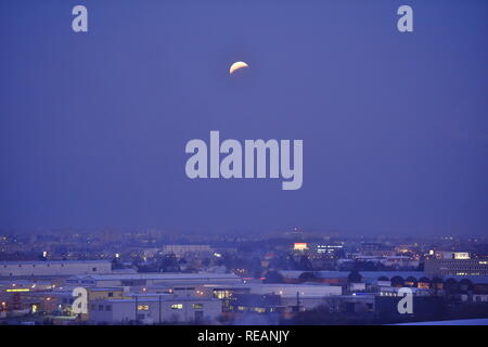Olomouc, République tchèque. 21 Jan, 2019. Éclipse lunaire totale n'est vu le 21 janvier 2019, à Olomouc, République tchèque. Credit : Ludek Perina/CTK Photo/Alamy Live News Banque D'Images