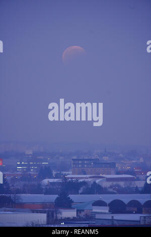 Olomouc, République tchèque. 21 Jan, 2019. Éclipse lunaire totale n'est vu le 21 janvier 2019, à Olomouc, République tchèque. Credit : Ludek Perina/CTK Photo/Alamy Live News Banque D'Images