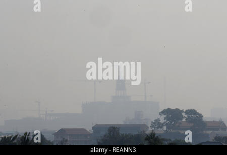 Bangkok, Thaïlande. 21 Jan, 2019. Une vue générale de la ligne d'horizon au cours d'une mauvaise qualité de l'air à Bangkok Bangkok jour.La pollution de l'air a empiré la crise aujourd'hui, comme prévu, avec plusieurs endroits le long des routes principales et 16 autres régions faisant état des niveaux dangereux de PM2,5, les particules en suspension dans l'air dangereuse pour la santé d'2,5 microns ou moins de diamètre. Chaiwat Subprasom Crédit : SOPA/Images/ZUMA/Alamy Fil Live News Banque D'Images