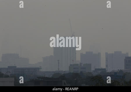 Bangkok, Thaïlande. 21 Jan, 2019. Une vue générale de la ligne d'horizon au cours d'une mauvaise qualité de l'air journée à Bangkok. La pollution de l'air du Bangkok aggravé la crise aujourd'hui, comme prévu, avec plusieurs endroits le long des routes principales et 16 autres régions faisant état des niveaux dangereux de PM2,5, les particules en suspension dans l'air dangereuse pour la santé d'2,5 microns ou moins de diamètre. Chaiwat Subprasom Crédit : SOPA/Images/ZUMA/Alamy Fil Live News Banque D'Images