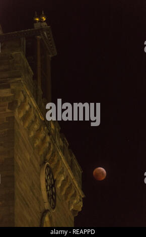 Perth, Ecosse, UK, du 21 janvier 2019. La lune de sang de l'éclipse lunaire totale éclaire la tour de l'horloge médiévale de St John's Kirk dans Perth, Ecosse ville la plus récente. Alan Paterson/Alamy Live News Banque D'Images