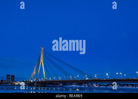 Riga, Lettonie. 21 janvier, 2019. 21.01.2019. RIGA, Lettonie. Eclipse totale de lune a pris fin. Éclipse partielle de lune. Credit : Gints Ivuskans/Alamy Live News Banque D'Images