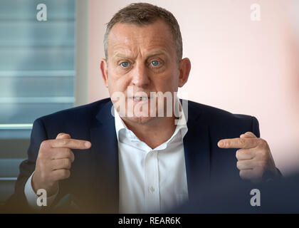 21 janvier 2019, Bade-Wurtemberg, Stuttgart : Roman Zitzelsberger, district manager de l'IG Metall Baden-Württemberg, parle lors de la conférence de presse annuelle de l'IG Metall Bade-wurtemberg. Photo : Sebastian Gollnow/dpa Banque D'Images