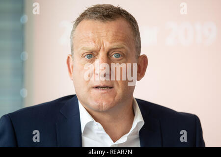 21 janvier 2019, Bade-Wurtemberg, Stuttgart : Roman Zitzelsberger, district manager de l'IG Metall Baden-Württemberg, parle lors de la conférence de presse annuelle de l'IG Metall Bade-wurtemberg. Photo : Sebastian Gollnow/dpa Banque D'Images