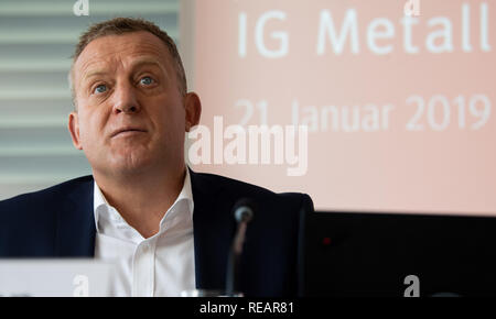 21 janvier 2019, Bade-Wurtemberg, Stuttgart : Roman Zitzelsberger, district manager de l'IG Metall Baden-Württemberg, parle lors de la conférence de presse annuelle de l'IG Metall Bade-wurtemberg. Photo : Sebastian Gollnow/dpa Banque D'Images