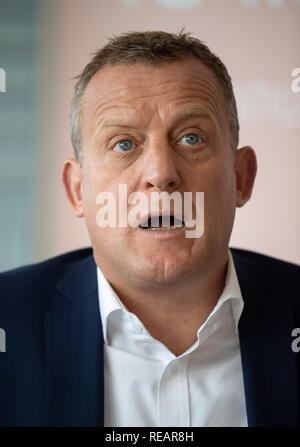 21 janvier 2019, Bade-Wurtemberg, Stuttgart : Roman Zitzelsberger, district manager de l'IG Metall Baden-Württemberg, parle lors de la conférence de presse annuelle de l'IG Metall Bade-wurtemberg. Photo : Sebastian Gollnow/dpa Banque D'Images
