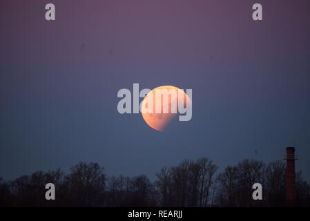 Riga, Lettonie. 21 janvier, 2019. 21.01.2019. RIGA, Lettonie. Eclipse totale de lune a pris fin. Éclipse partielle de lune. Credit : Gints Ivuskans/Alamy Live News Banque D'Images