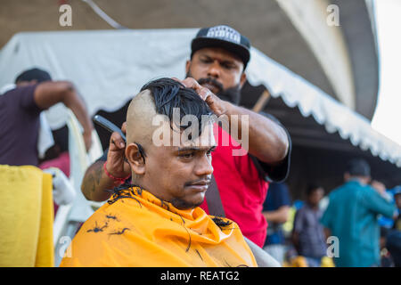 Kuala Lumpur, Malaisie 20 Janvier 2019 - Femmes Hindu dévot rase ses cheveux avant de faire le pèlerinage de grottes de Batu temple sacré à l'aube pendant la festival Thaipusam. Pendant Thaipusam festival en Asie du sud-est, des passionnés d'Hindu préparation cérémonie de bénédiction de la prière en perforant les crochets corps 'kavadi ou des pots de lait sur un quatre kilomètres à pied vers les grottes de Batu temple, pour s'acquitter de leurs vœux et offrir grâce à des divinités. Banque D'Images