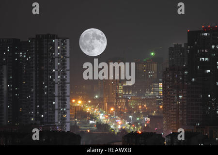 Nanjing, Chine. 21 Jan, 2019. La pleine lune se lève au-dessus de bâtiments à Nanjing, Jiangsu Province de Chine orientale. Crédit : SIPA Asie/ZUMA/Alamy Fil Live News Banque D'Images