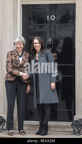 Downing Street, London, UK. 21 janvier, 2019. Le Premier ministre britannique Theresa peut se félicite le Premier Ministre de la Nouvelle-Zélande, Jacinda Ardern, au 10 Downing Street. Credit : Malcolm Park/Alamy Live News. Banque D'Images