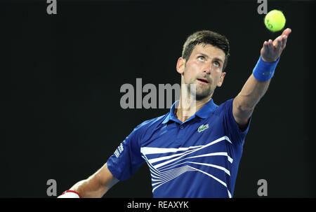 Melbourne, Australie. 21 Jan, 2019. Novak Djokovic la Serbie au cours de la Men's sert des célibataires quatrième ronde match entre le Paris de la Serbie et de la Russie Medvedev Daniil au 2019 Australian Open à Melbourne, Australie, le 21 janvier 2019. Novak Djokovic a gagné 3-1. Credit : Bai Xuefei/Xinhua/Alamy Live News Banque D'Images