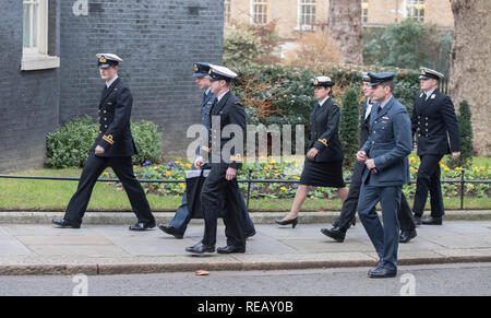 Downing Street, London, UK. 21 janvier, 2019. Le Premier ministre britannique Theresa peut se félicite le Premier Ministre de la Nouvelle-Zélande, Jacinda Ardern, au 10 Downing Street. Le personnel militaire des deux pays arrivent à pas de 10 avant la réunion. Credit : Malcolm Park/Alamy Live News. Banque D'Images