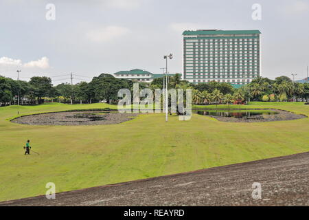 Golf urbain de la courtine du Intramuros-Walled Ville fortifiée historique vu depuis le toit du Ravelin de Royal Gate-Revell Banque D'Images