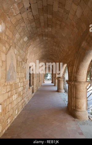 Île de Rhodes, Grèce. 05/28/2018. Monastère de Filerimos, colonnade de maçonnerie le long de cimetière. Banque D'Images