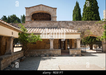 Île de Rhodes, Grèce. 05/28/2018. Monastère de Filerimos, colonnade de maçonnerie le long de cimetière. Banque D'Images