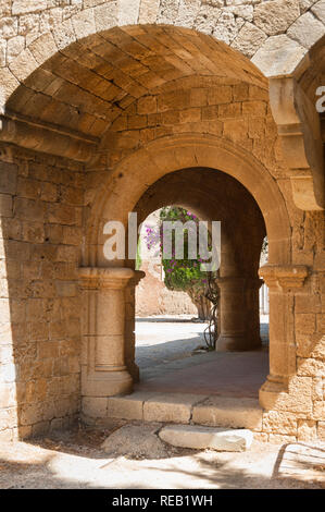 Île de Rhodes, Grèce. 05/28/2018. Monastère de Filerimos, colonnade de maçonnerie le long de cimetière. Banque D'Images