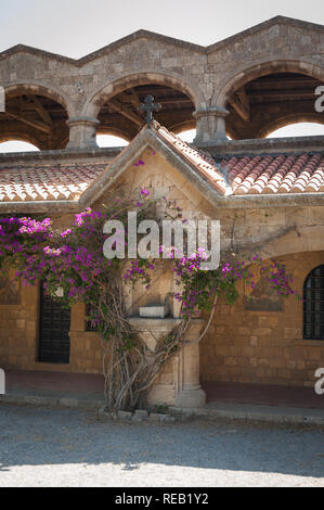 Île de Rhodes, Grèce. 05/28/2018. Monastère de Filerimos, colonnade de maçonnerie le long de cimetière. Banque D'Images