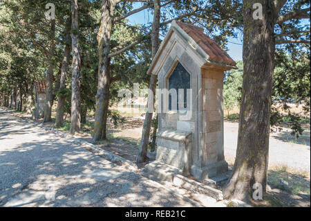 L'île de Rhodes, Grèce. 05/28/2018. Le chemin menant à de gigantesques croix près de monastère de Filerimos. La passion du Christ. Route de culte. L'Europe. Banque D'Images