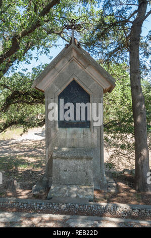 L'île de Rhodes, Grèce. 05/28/2018. Le chemin menant à de gigantesques croix près de monastère de Filerimos. La passion du Christ. Route de culte. L'Europe. Banque D'Images