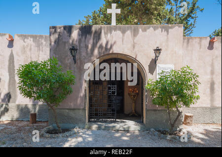 L'île de Rhodes, Grèce. 05/28/2018. Le chemin menant à de gigantesques croix près de monastère de Filerimos. La passion du Christ. Route de culte. L'Europe. Banque D'Images