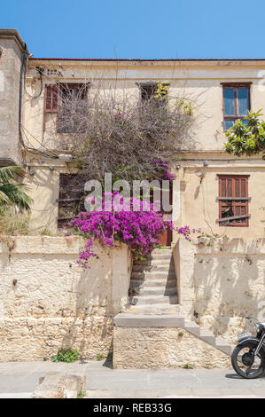 La ville de Rhodes, Grèce. 05/30/2018. Moto BMW R12 recouvert de serviette blanche pour protéger de soleil de plomb. Banque D'Images