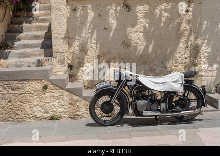 La ville de Rhodes, Grèce. 05/30/2018. Moto BMW R12 recouvert de serviette blanche pour protéger de soleil de plomb. Banque D'Images