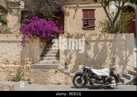 La ville de Rhodes, Grèce. 05/30/2018. Moto BMW R12 recouvert de serviette blanche pour protéger de soleil de plomb. Banque D'Images