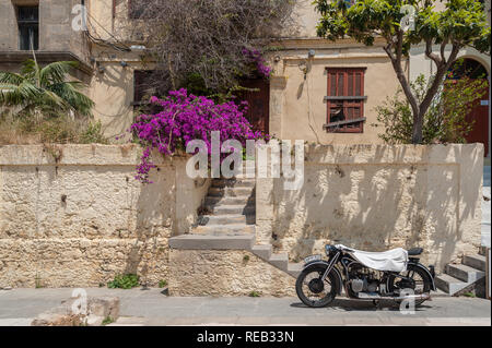 La ville de Rhodes, Grèce. 05/30/2018. Moto BMW R12 recouvert de serviette blanche pour protéger de soleil de plomb. Banque D'Images