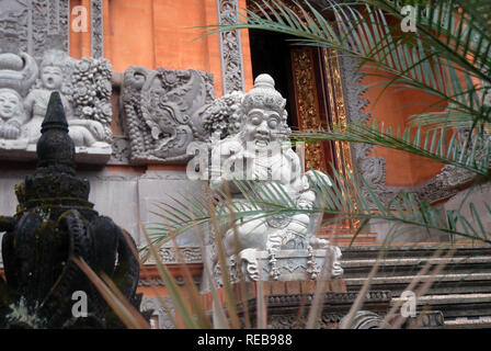 Figures sculptées sur les murs des temples, Ubud, Bali, Indonésie. Banque D'Images