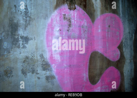 Coeur Rose peint coloré sur le mur, Ubud, Bali, Indonésie. Banque D'Images