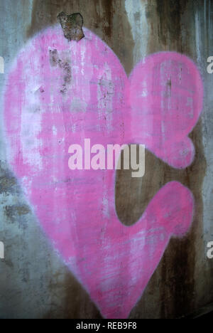 Coeur Rose peint coloré sur le mur, Ubud, Bali, Indonésie. Banque D'Images