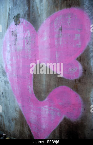 Coeur Rose peint coloré sur le mur, Ubud, Bali, Indonésie. Banque D'Images