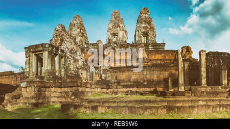 Pre Rup temple à Angkor au coucher du soleil. Siem Reap. Le Cambodge. Panorama Banque D'Images