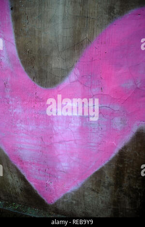 Coeur Rose peint coloré sur le mur, Ubud, Bali, Indonésie. Banque D'Images