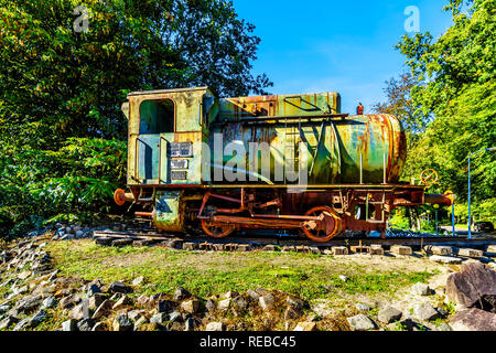 Vieille Locomotive à vapeur affiché près du viaduc de l'Hierderweg sur l'A28 ou l'autoroute E232 entre Zwolle et Amesfoort près de Duinen en Hollande Banque D'Images