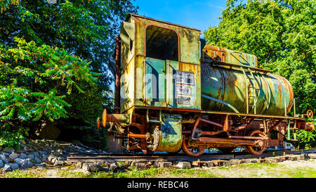 Vieille Locomotive à vapeur affiché près du viaduc de l'Hierderweg sur l'A28 ou l'autoroute E232 entre Zwolle et Amesfoort près de Duinen en Hollande Banque D'Images