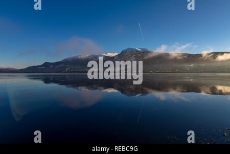 La montagne Ben Nevis en Ecosse jusqu'au nord près de Fort William. Belle journée et un miroir d'eau où vous pouvez voir la montagne et ciel bleu. Banque D'Images